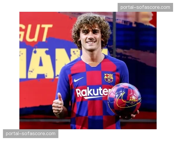 特写：马竞前锋格列兹曼回撤至后腰区域参与压迫，成功抢断罗德里