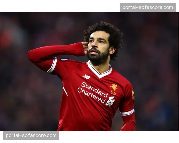 “特写镜头：利物浦边锋萨拉赫在右路扣过后卫，用非惯用脚左脚完成高质量传中”